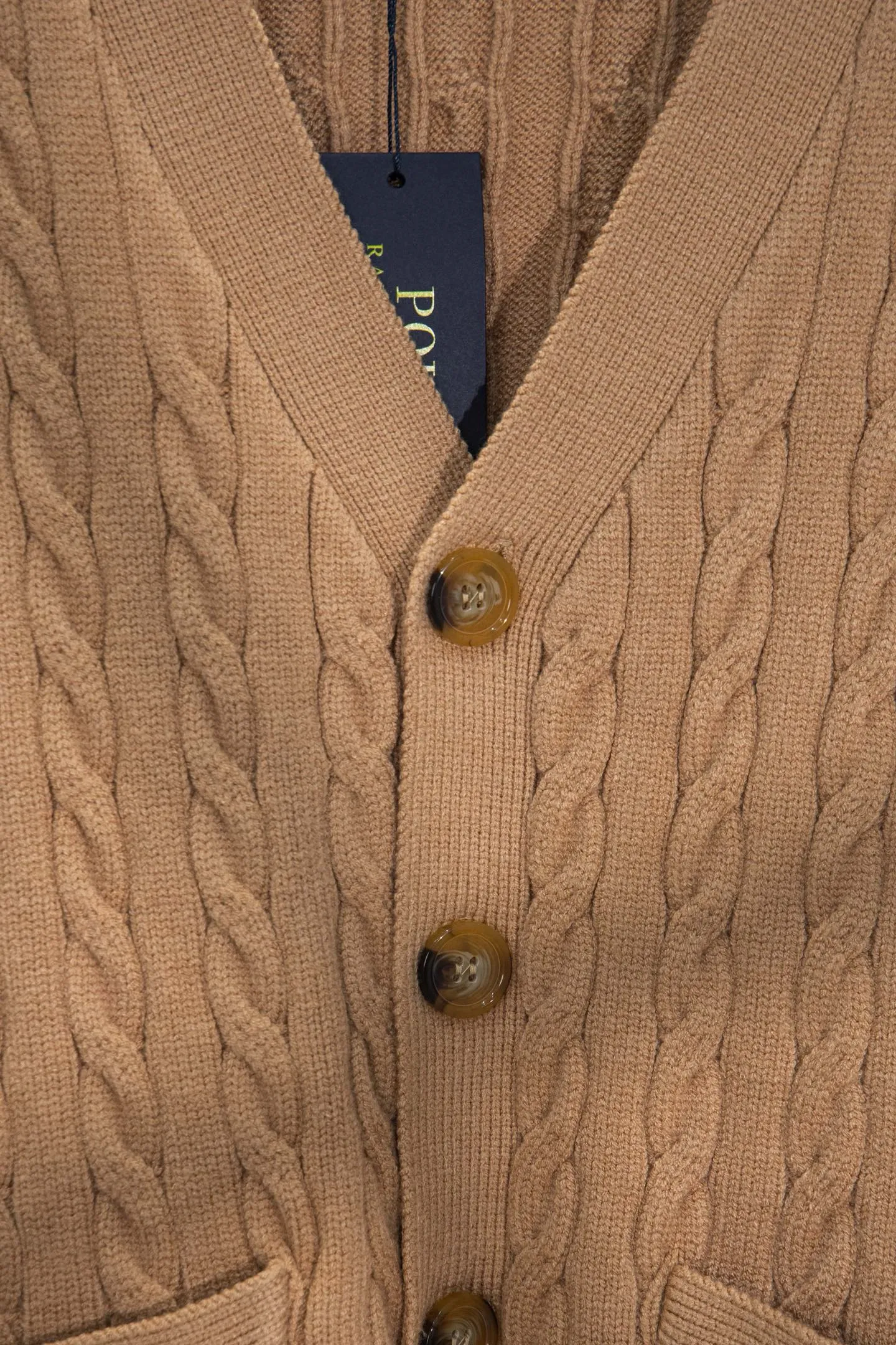 P210 model number: Y198 Ralph Lauren men's cardigan jacket men's hemp flower cardigan. The version is really good-looking. It can be worn alone or as a jacket to be worn inside or outside. The upper body shows personal fashion charm. Four colors are available. Same style for men and women. A must-see item for new summer products. Hang tag. Hanging beads. Washable packaging bag. Full set of accessories. Very good appearance. Super exquisite workmanship. Size: S-XL